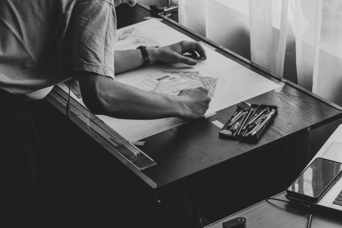 Studente che lavora a un progetto di illustrazione digitale