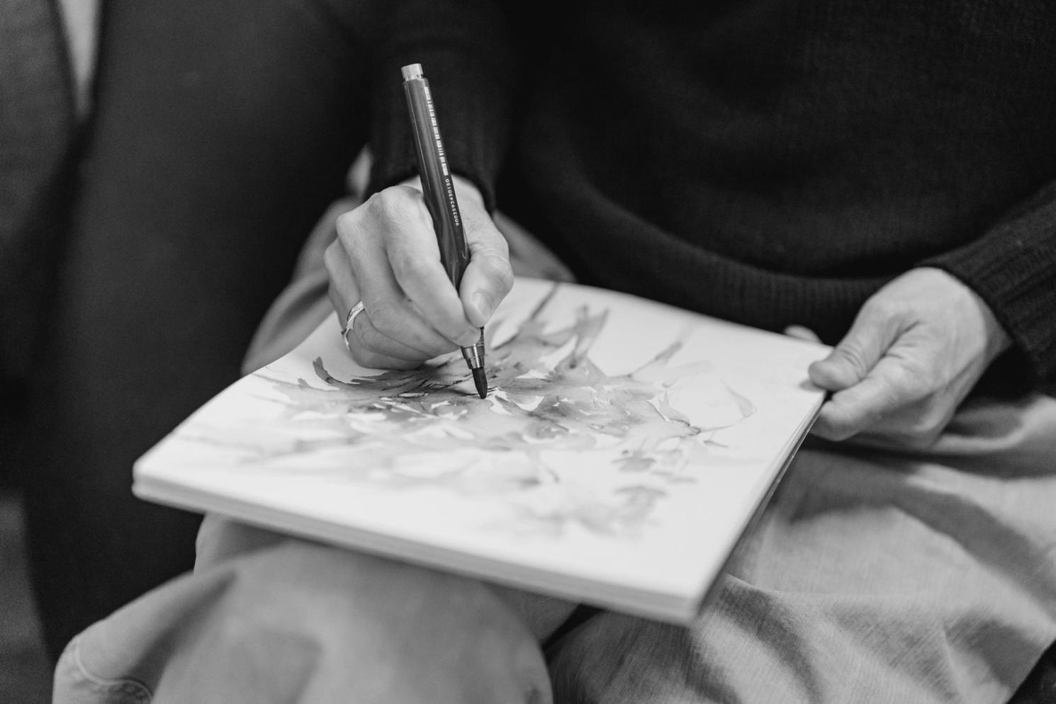 Studente durante sessione pratica di illustrazione
