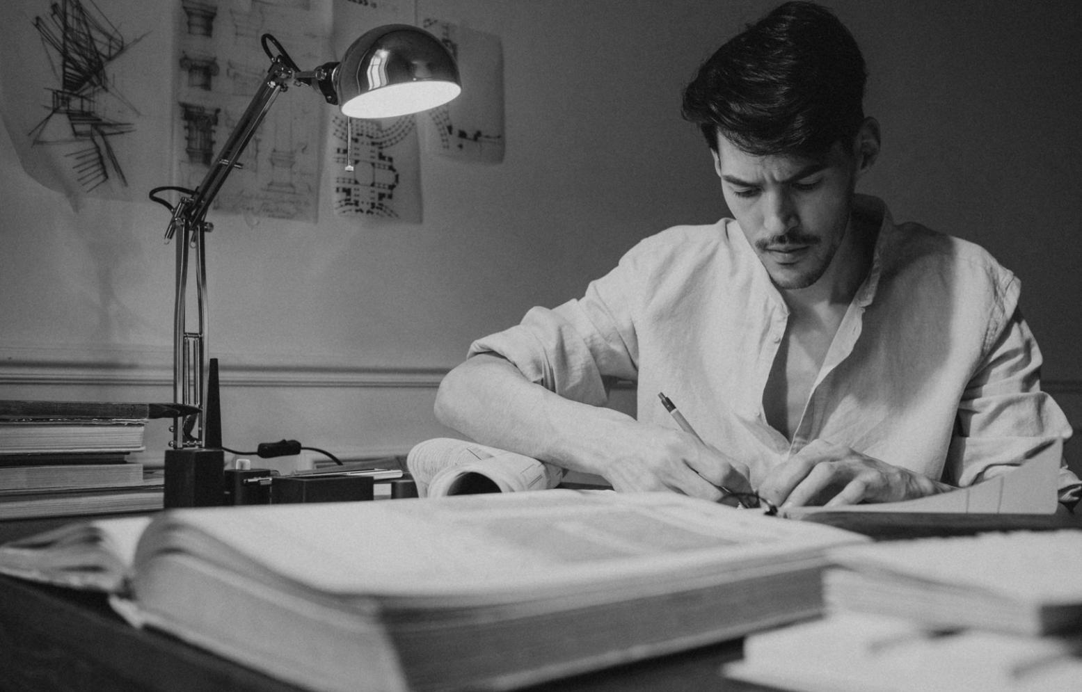 Studente al lavoro su un progetto di illustrazione creativa