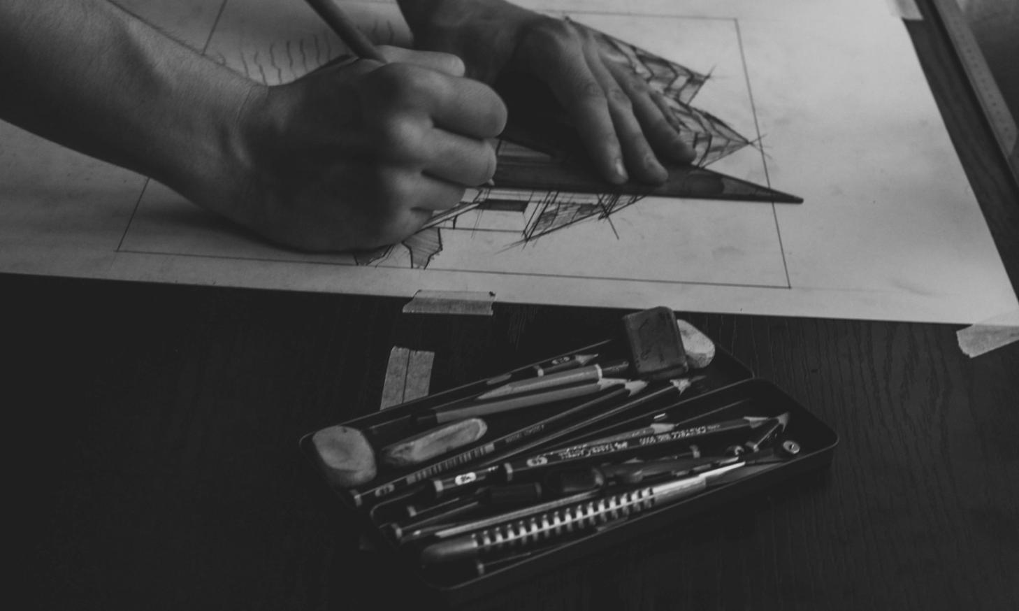 Ambiente di lavoro creativo con materiali artistici